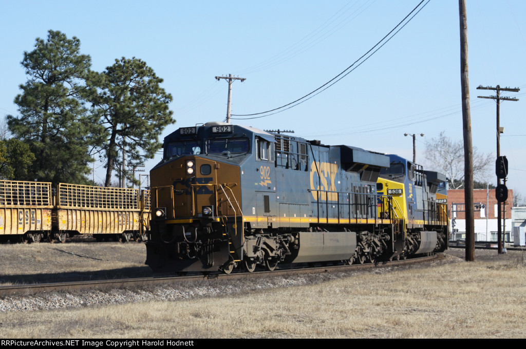 CSX 902 leads train U376-09 westbound